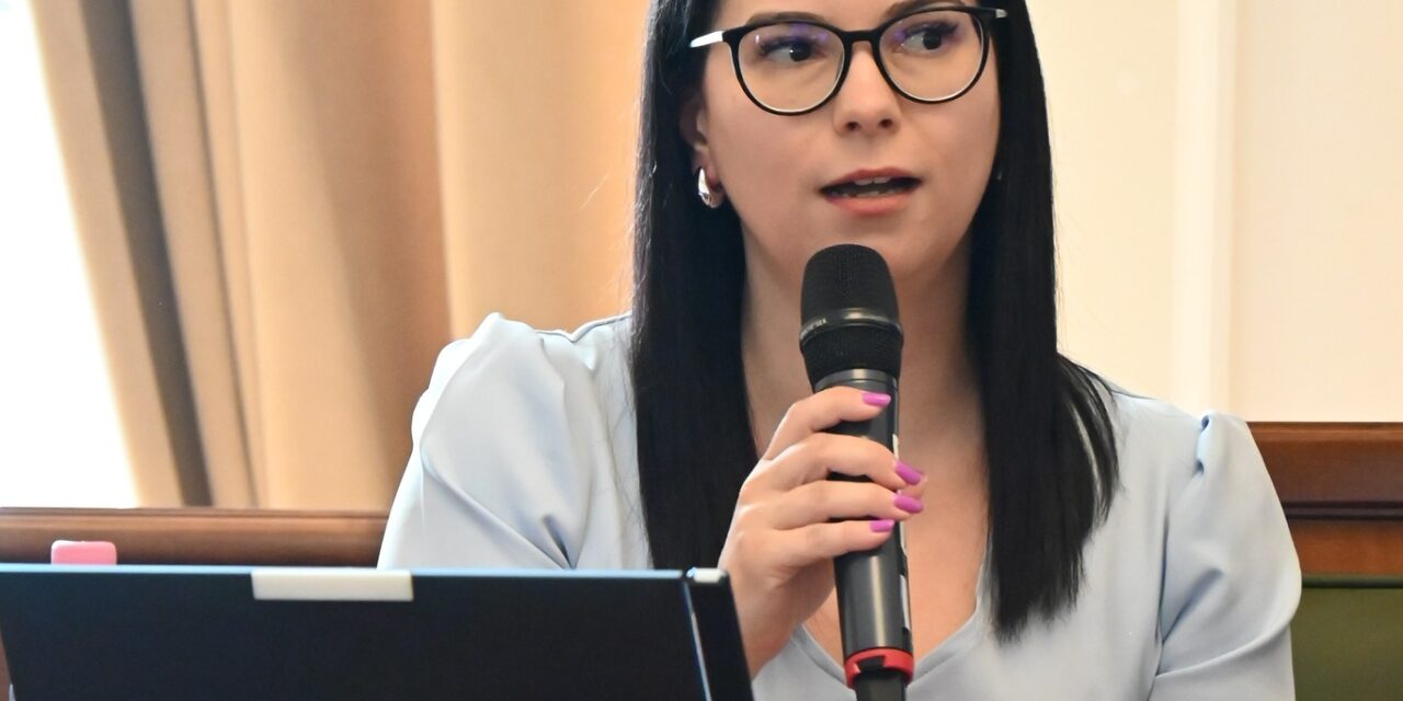 Doamna Cristina Avrigianu, director CJRAE Bihor, participanților la Conferința UMEC-WUCT de la Oradea