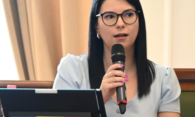 Doamna Cristina Avrigianu, director CJRAE Bihor, participanților la Conferința UMEC-WUCT de la Oradea