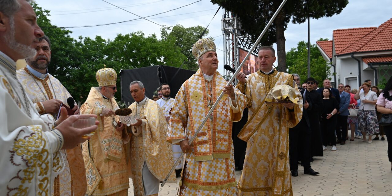 PS Virgil Bercea a sfințit în a doua zi de Rusalii biserica restaurată din Sântandrei