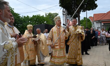 PS Virgil Bercea a sfințit în a doua zi de Rusalii biserica restaurată din Sântandrei