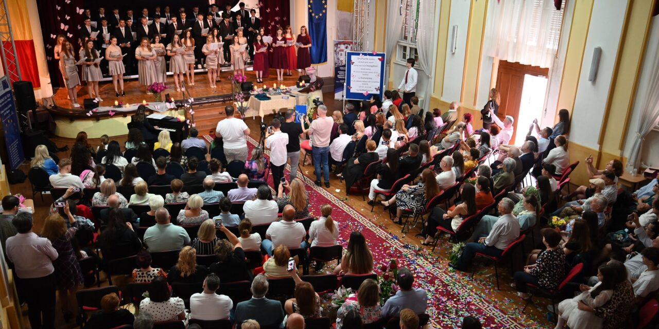 Lumină, recunoștință și emoție: ultimul sunet de clopoțel la Liceul Greco-Catolic „Iuliu Maniu” din Oradea