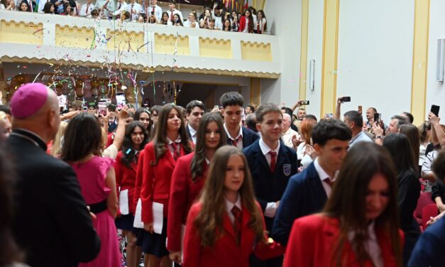 Cu privirea spre cer și pașii spre viitor: absolvenții claselor a VIII-a de la Liceul Greco-Catolic „Iuliu Maniu” și-au luat rămas-bun de la anii de gimnaziu