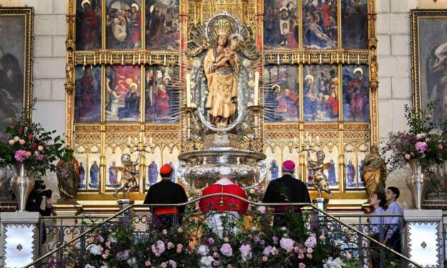 Papa Leon al XIV-lea a depus un trandafir de aur la picioarele Fecioarei de la Almudena, în Madrid