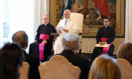 Papa Leon al XIV-lea: Slujirea săracilor reînnoiește societatea, lumea are nevoie de pace
