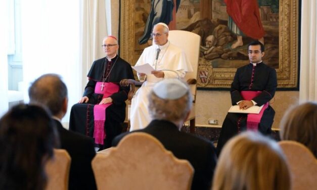Papa Leon al XIV-lea: Slujirea săracilor reînnoiește societatea, lumea are nevoie de pace