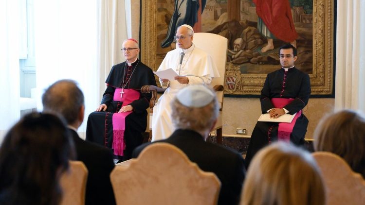 Papa Leon al XIV-lea: Slujirea săracilor reînnoiește societatea, lumea are nevoie de pace