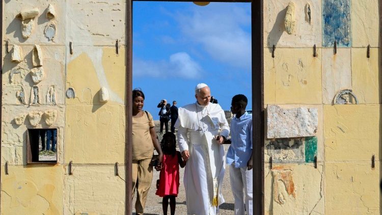 Papa Leon al XIV-lea, la Lampedusa: „Am venit aici ca să vă spun că papa este alături de voi”