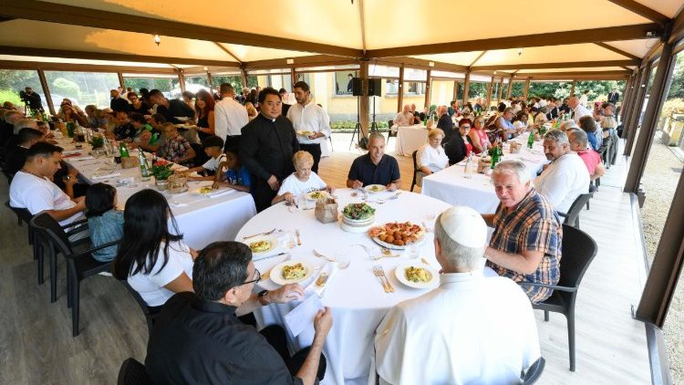Papa Leon la un prânz cu 200 de persoane sărace din Dieceza de Roma, pe 11 iulie