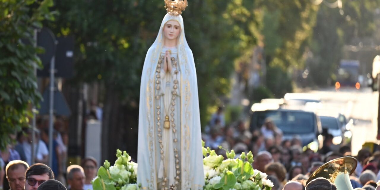 Ajunul hramului la Sanctuarul Eparhial „Maica Domnului” din Oradea: procesiune mariană și rugăciune în inima orașului