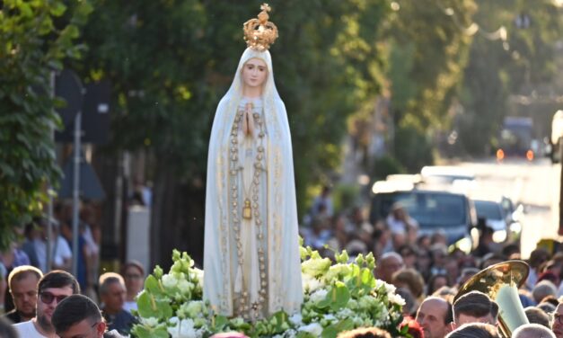 Ajunul hramului la Sanctuarul Eparhial „Maica Domnului” din Oradea: procesiune mariană și rugăciune în inima orașului