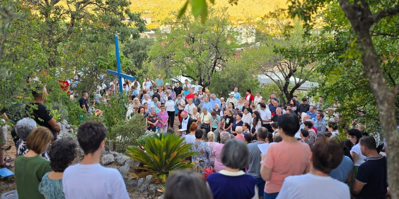 Preasfințitul Virgil Bercea a celebrat Paraclisul Maicii Domnului la Crucea Albastră de pe Podbrdo, Medjugorje