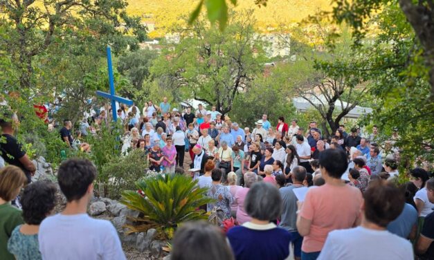 Preasfințitul Virgil Bercea a celebrat Paraclisul Maicii Domnului la Crucea Albastră de pe Podbrdo, Medjugorje