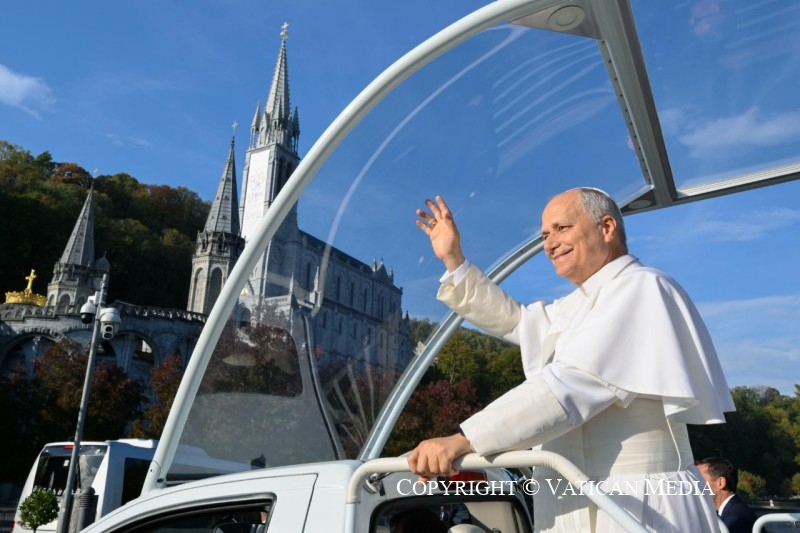 Papa Leon al XIV-lea la Lourdes: de la rugăciunea tăcută la chemarea de a deveni „misionari ai speranței”