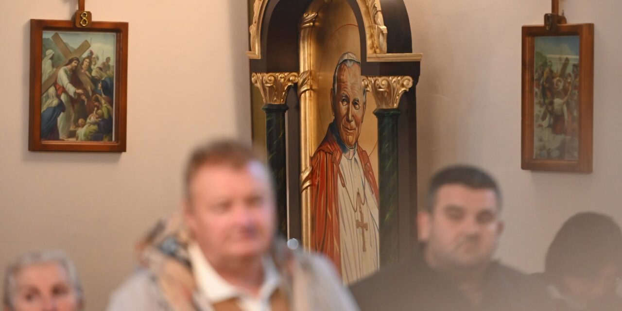 Moaștele Sfântului Papă Ioan Paul al II-lea, primite cu evlavie în Parohia „Nașterea Maicii Domnului” din Haieu – Băile 1 Mai
