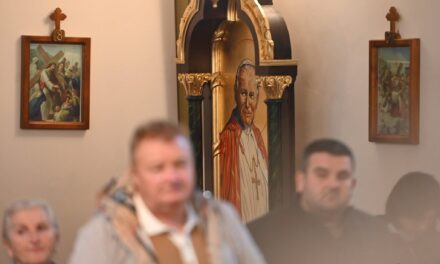Moaștele Sfântului Papă Ioan Paul al II-lea, primite cu evlavie în Parohia „Nașterea Maicii Domnului” din Haieu – Băile 1 Mai