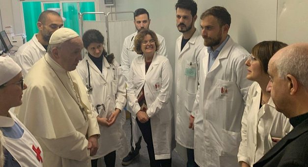 Vizită neașteptată a Papei la centrul sanitar pentru săraci din San Pietro