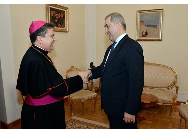 „Nuntiul apostolic Miguel Maury Buendia, primit de ministrul Comanescu”,