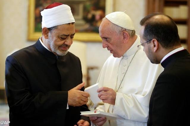 Papa Francisc s-a îmbratisat cu imamul sunnit,