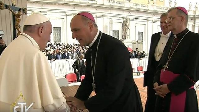 „Salutul papei Francisc adresat pelerinilor români, în interviul cu episcopii P. Gherghel si V. Bercea dupa audienta la papa Francisc”,