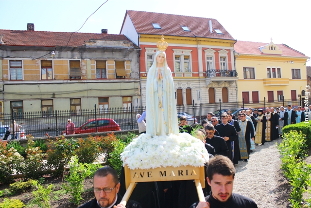 Statuia Maicii Domnului de la Fatima peregrina în Episcopia de Oradea,