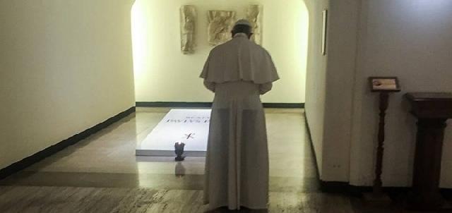 Papa Francisc la mormântul Papei Paul al VI-lea,
