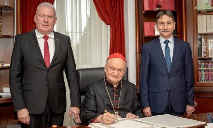 Preafericitul Părinte Cardinal Lucian semnează în „Cartea Centenar”