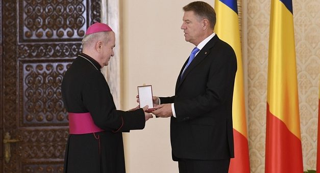 ÎPS Ioan Robu, decorat de președintele Iohannis